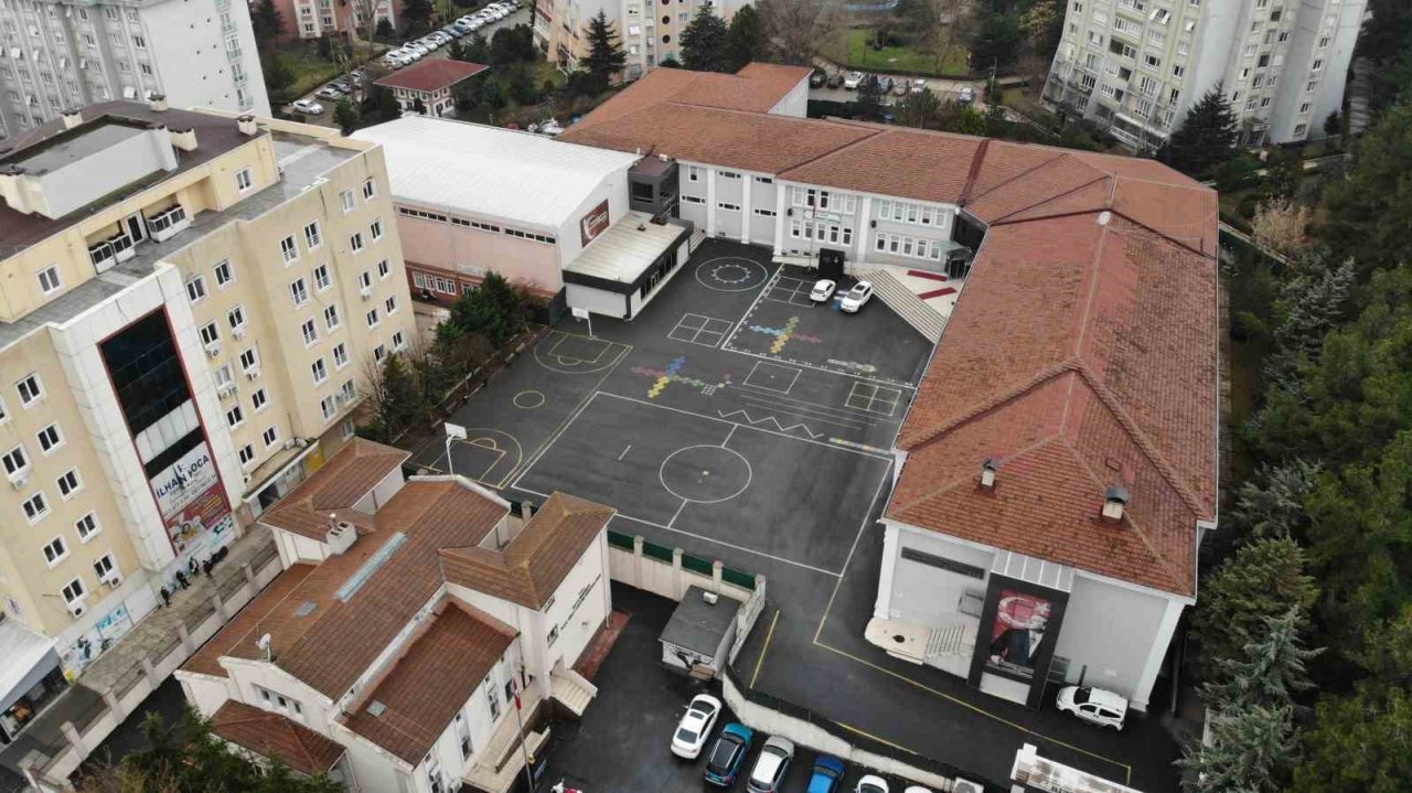 Beylikdüzü’nde tahliye edilen okul havadan görüntülendi