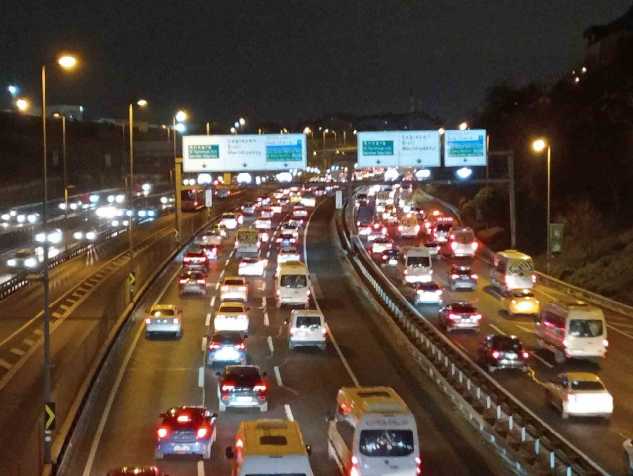Yarıyıl tatilinin bitmesiyle birlikte İstanbul’da trafik yoğunluğu oluştu