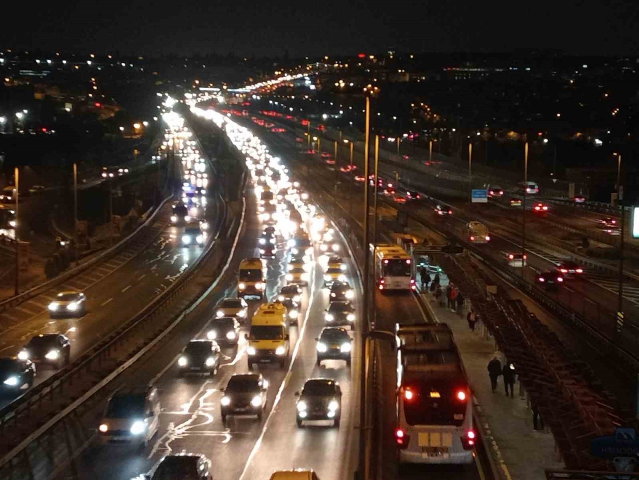 Yarıyıl tatilinin bitmesiyle birlikte İstanbul’da trafik yoğunluğu oluştu