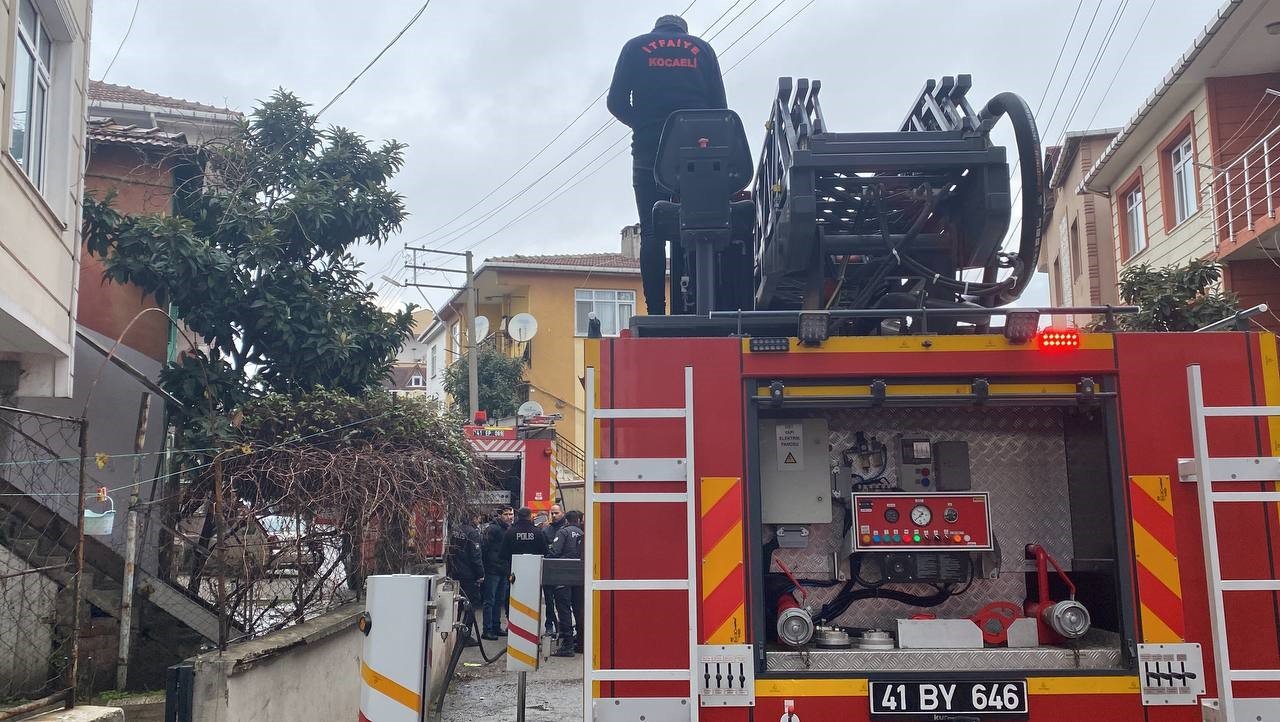 Yangına camları kırarak müdahale ettiler