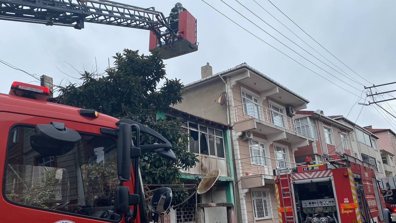 Yangına camları kırarak müdahale ettiler