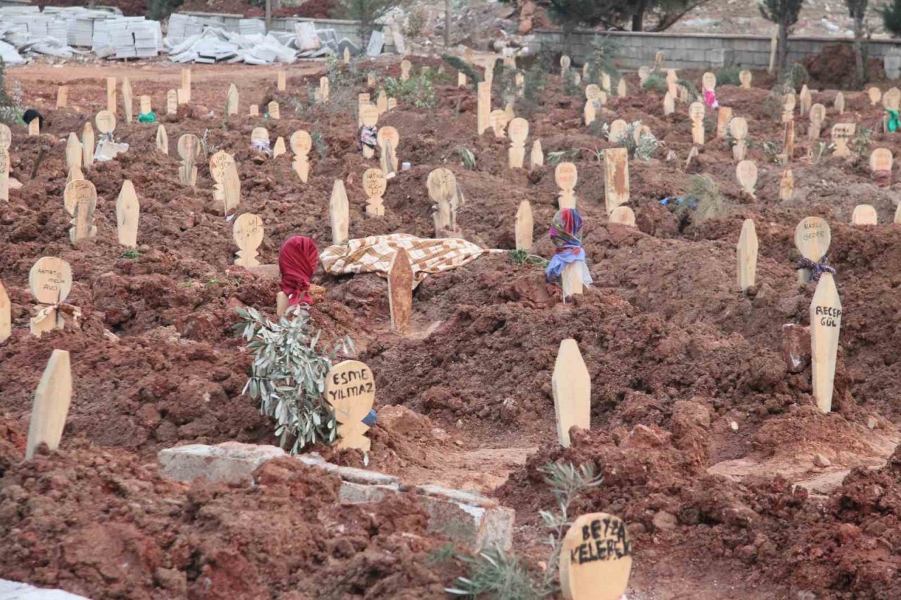 Yarım kalan hikayeler mezarlara yansıdı: Depremde ölenlerin mezarları yürekleri burktu