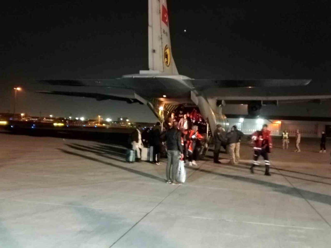 Hatay’daki arama kurtarma çalışmalarına katılan 32 itfaiyeci İstanbul’a döndü