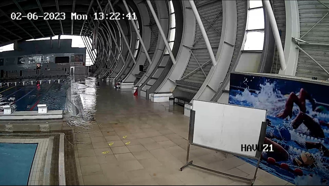 Deprem anında havuz taştı, o anlar kamerada