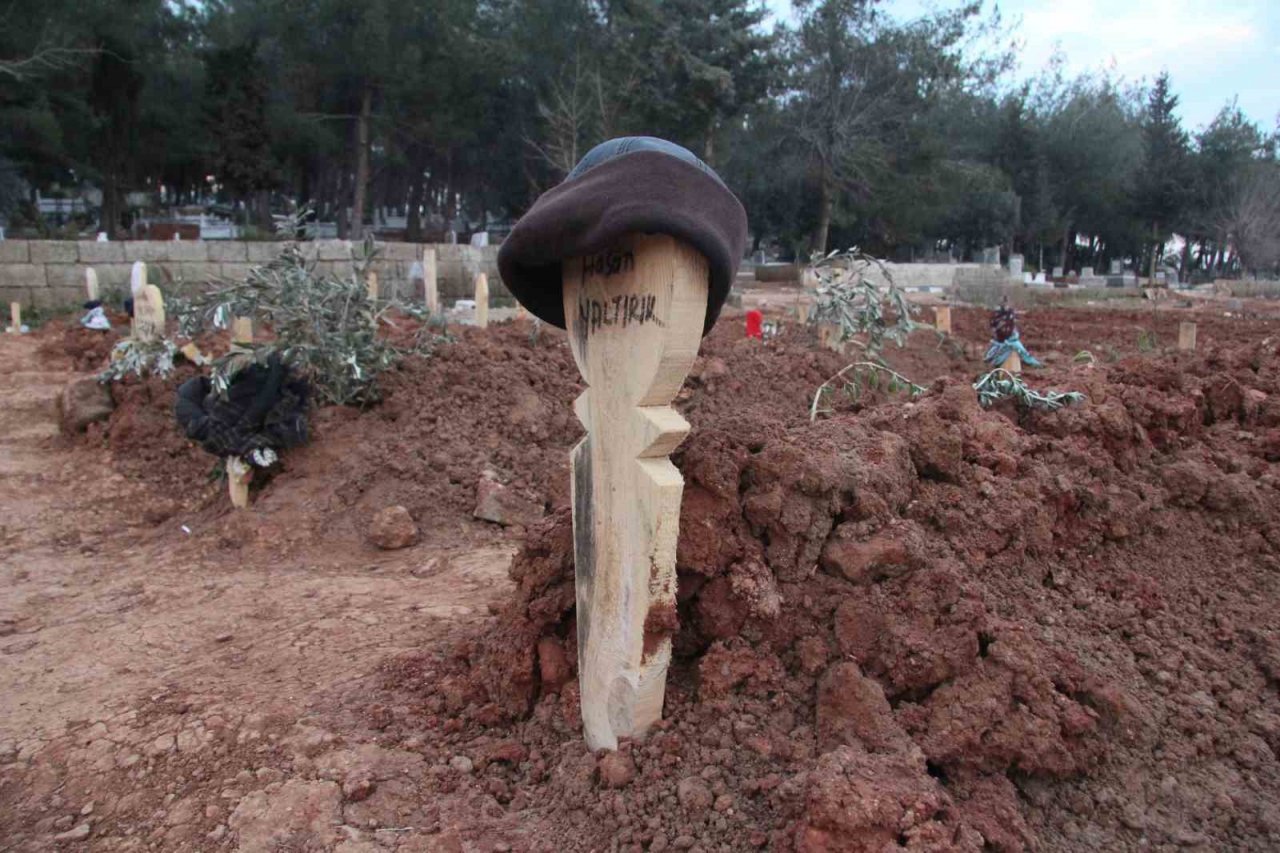 Yarım kalan hikayeler mezarlara yansıdı: Depremde ölenlerin mezarları yürekleri burktu