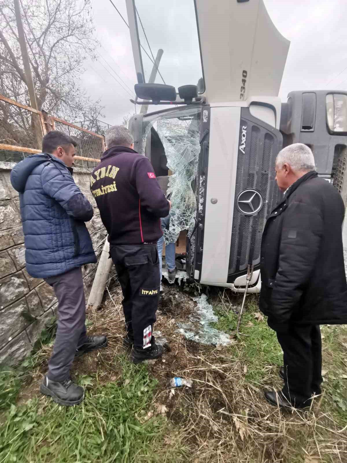 Koçarlı’da hafriyat kamyonu devrildi