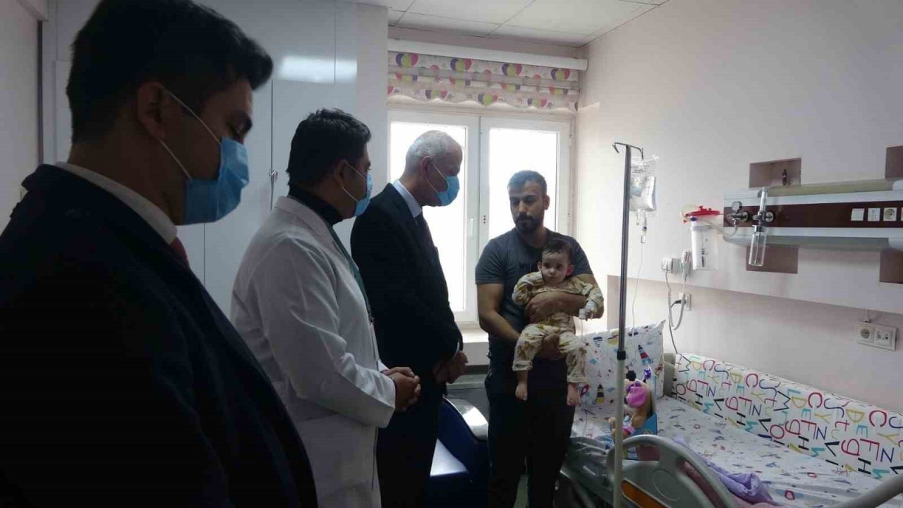 Marmaris Kaymakamı Aksoy devlet hastanesinde tedavi gören depremzedeler ile görüştü