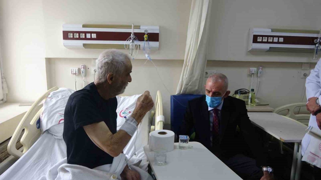 Marmaris Kaymakamı Aksoy devlet hastanesinde tedavi gören depremzedeler ile görüştü