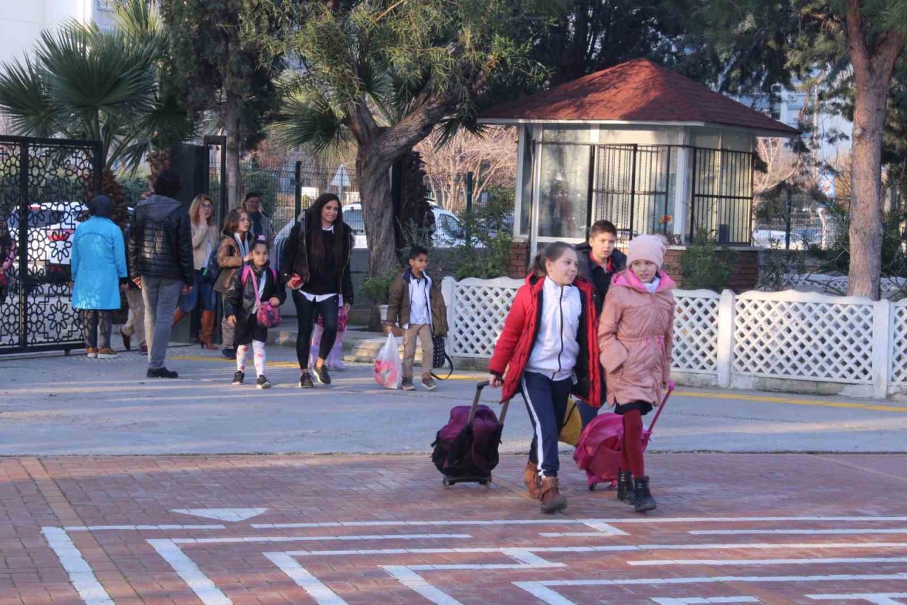 İzmirli öğrenciler, depremzede arkadaşları ile ders başı yaptı