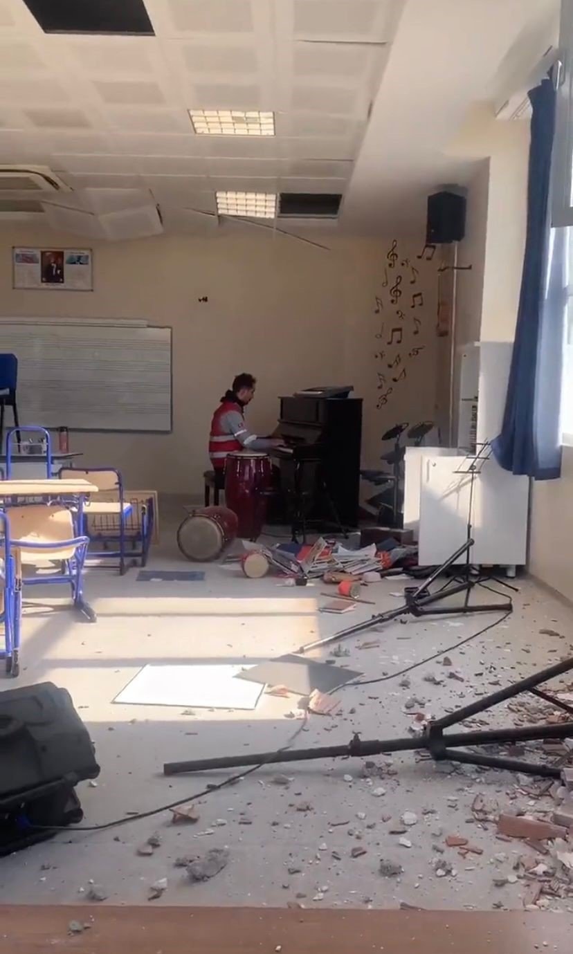 Hatay’da yıkılan binaların arasında yükselen piyano sesleri ‘Piyanist’ filmini andırdı