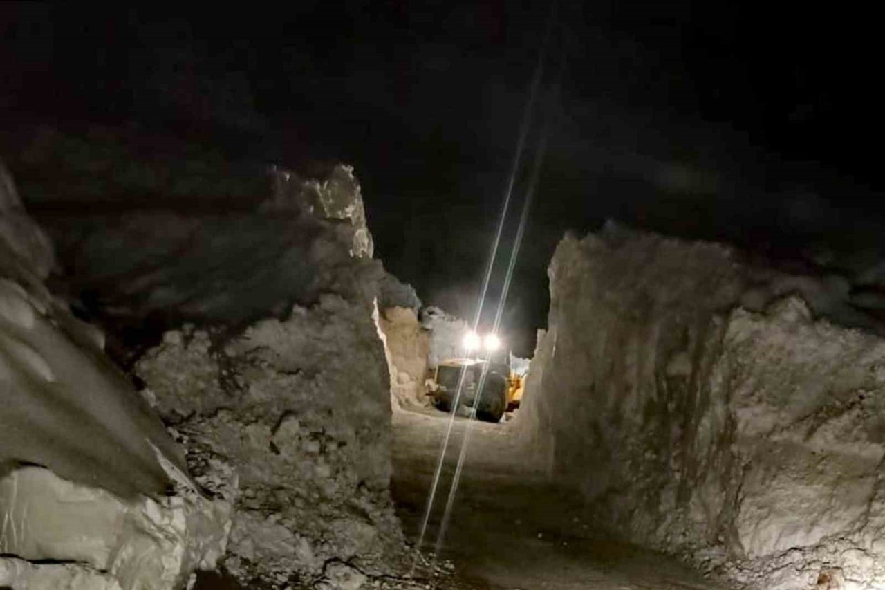 Çatak’ta çığ düştü: 9 yerleşim yerinin yolu kapandı