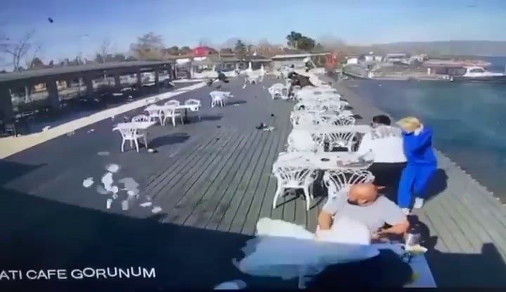 Göl kenarında korku dolu anlar: Rüzgar ortalığı savaş alanına çevirdi