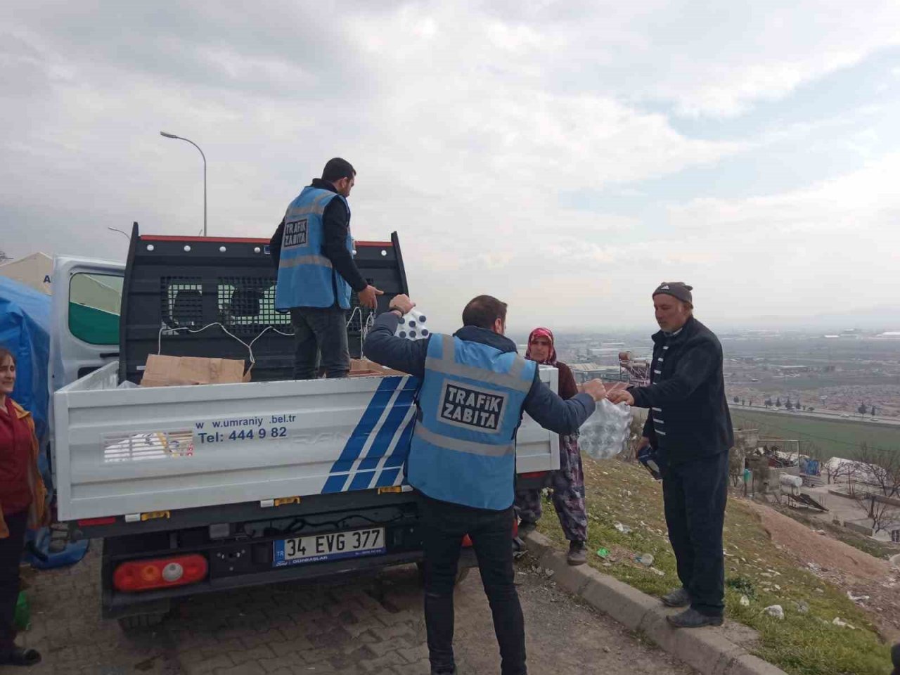 Ümraniye Belediyesi ekipleri afetzedelere gıda, giysi ve battaniye dağıttı