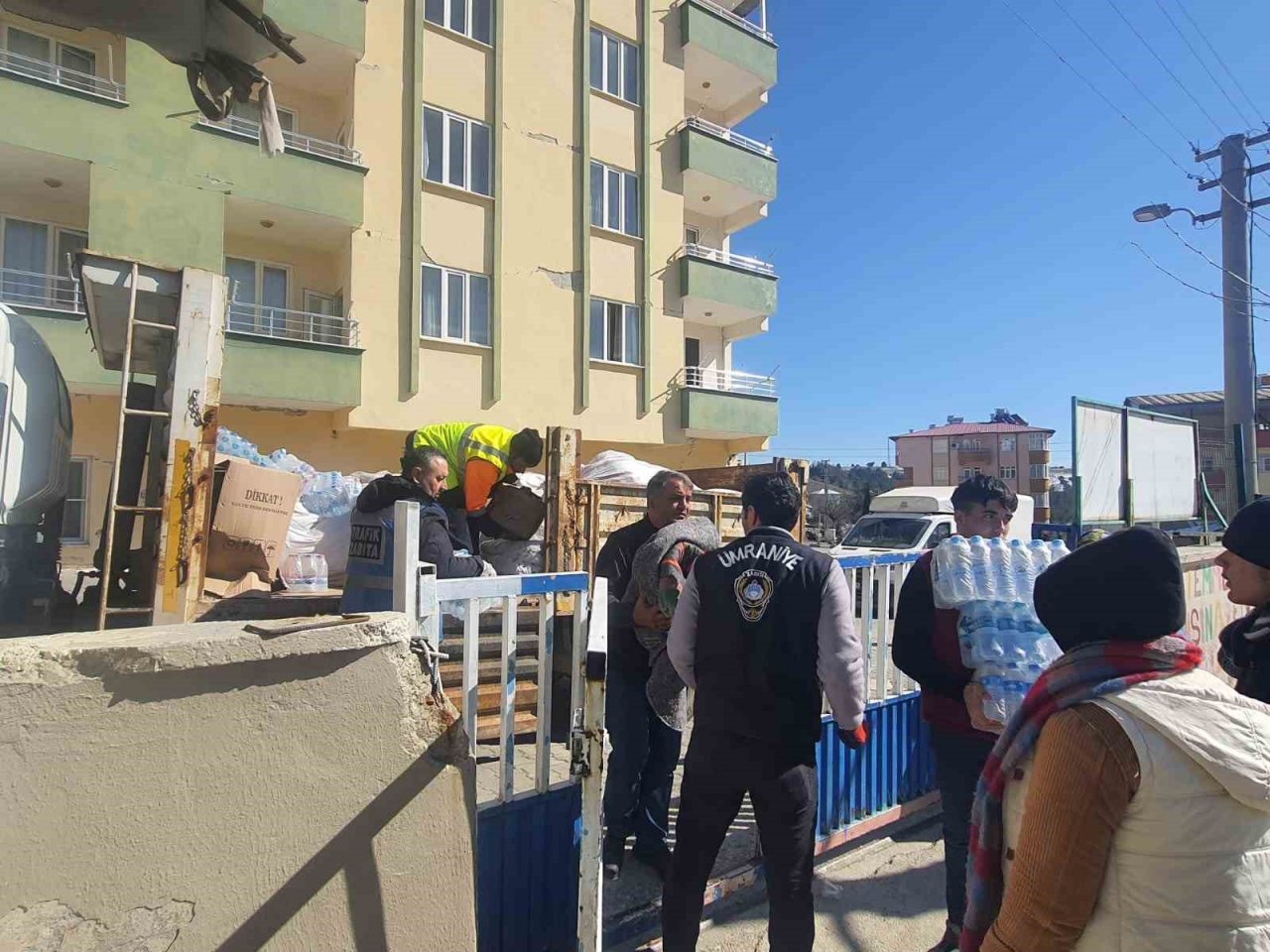 Ümraniye Belediyesi ekipleri afetzedelere gıda, giysi ve battaniye dağıttı