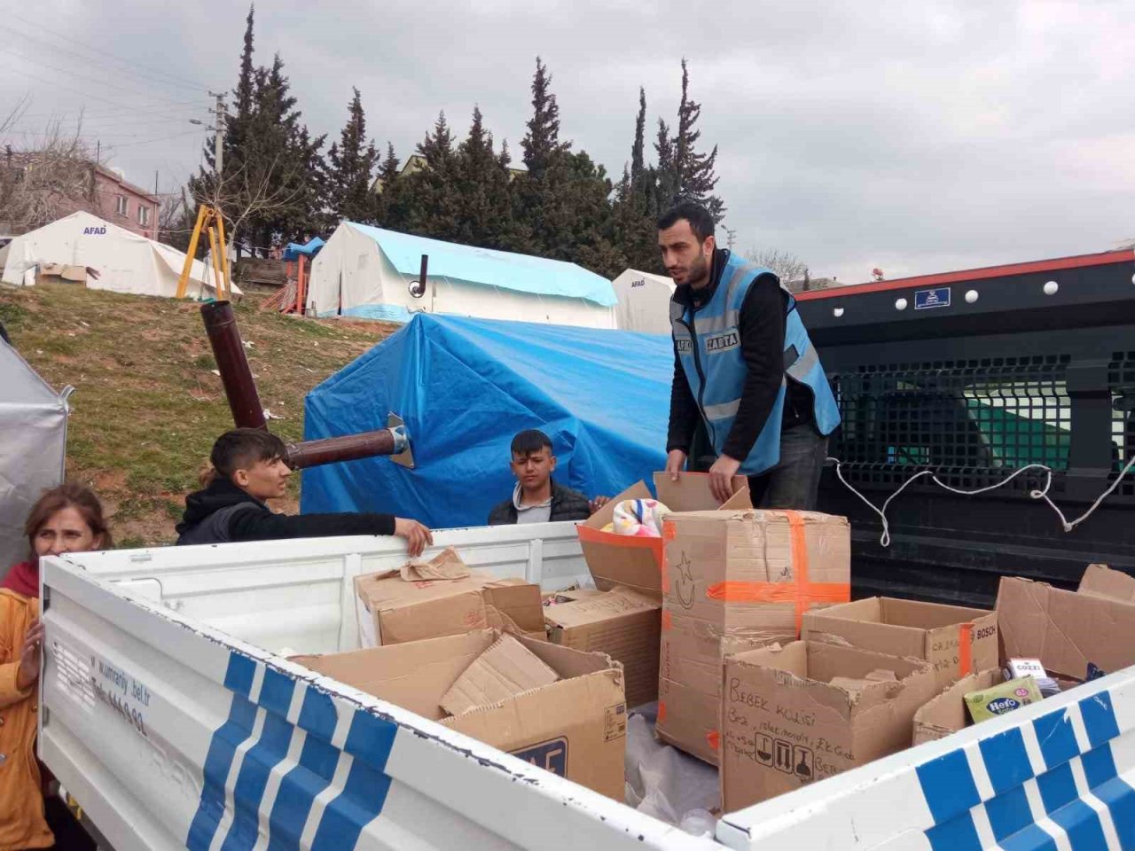 Ümraniye Belediyesi ekipleri afetzedelere gıda, giysi ve battaniye dağıttı