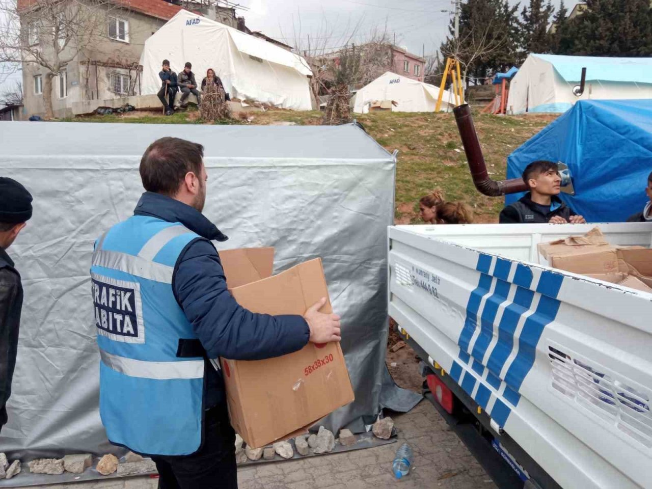 Ümraniye Belediyesi ekipleri afetzedelere gıda, giysi ve battaniye dağıttı