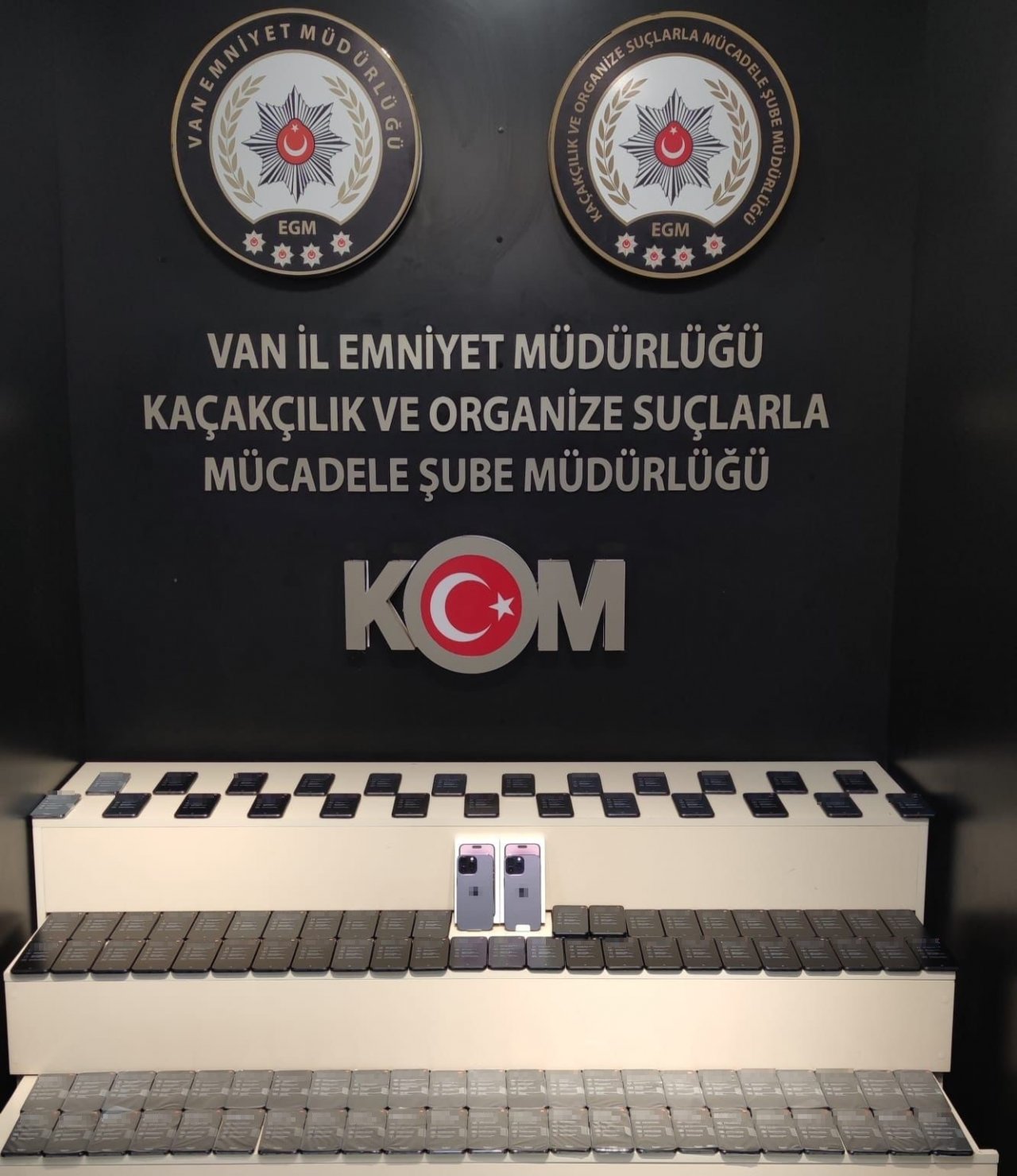 Van’da kaçak sigara ve cep telefonu ele geçirildi