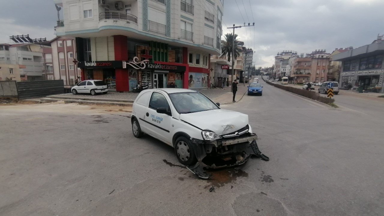 Hafif ticari araç ile otomobil çarpıştı: 1 yaralı