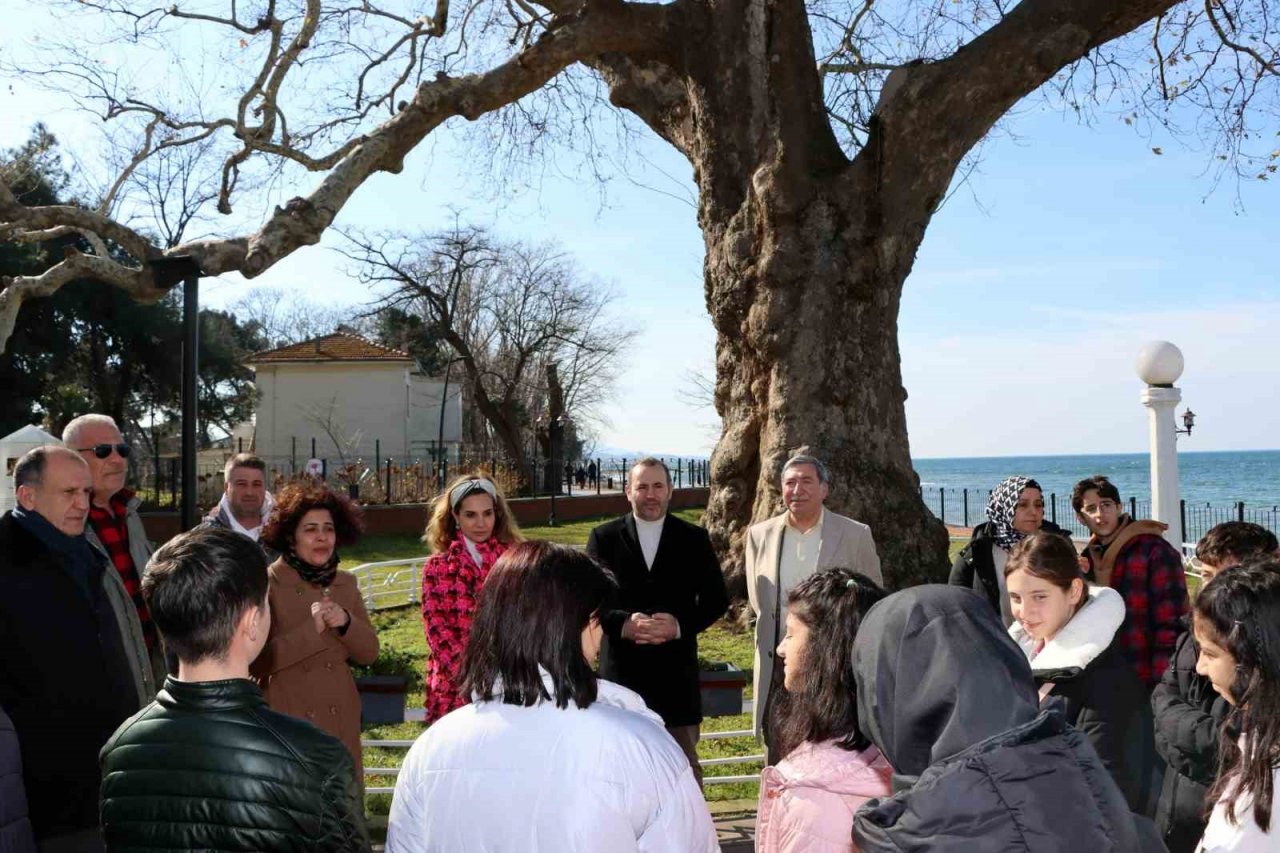 Tutuk, depremzede çocukları Yürüyen Köşk’te ağırladı