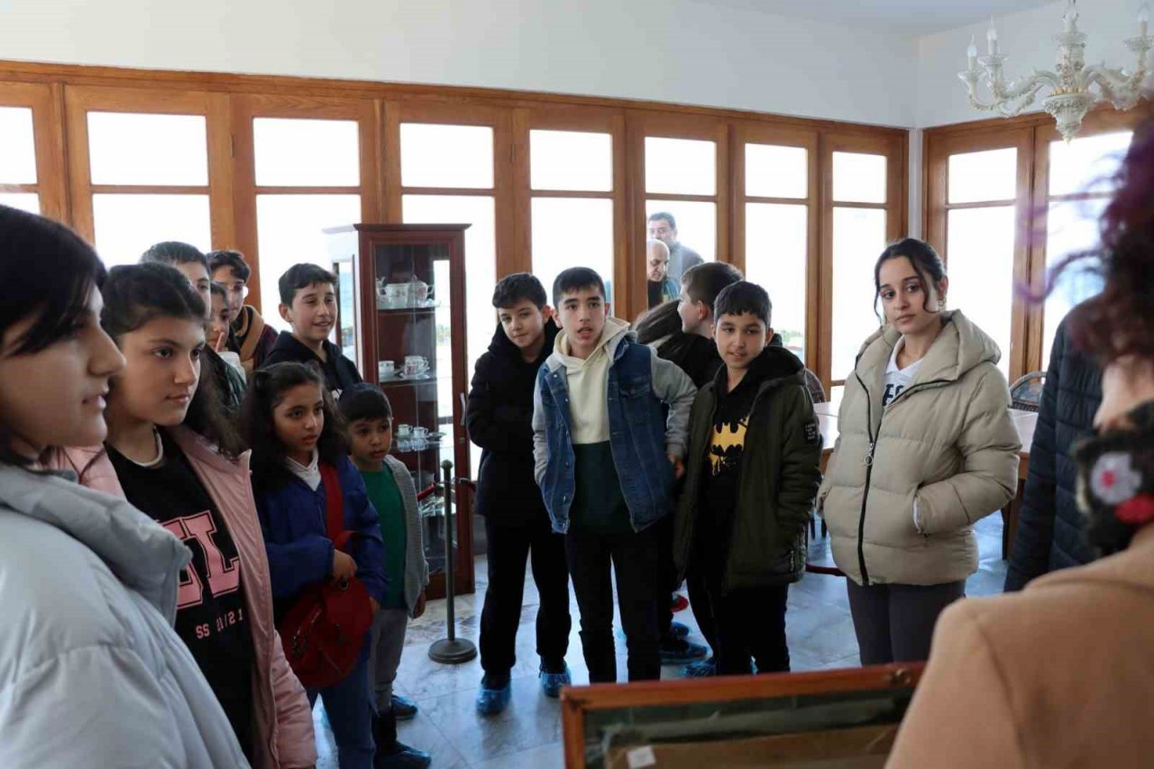 Tutuk, depremzede çocukları Yürüyen Köşk’te ağırladı