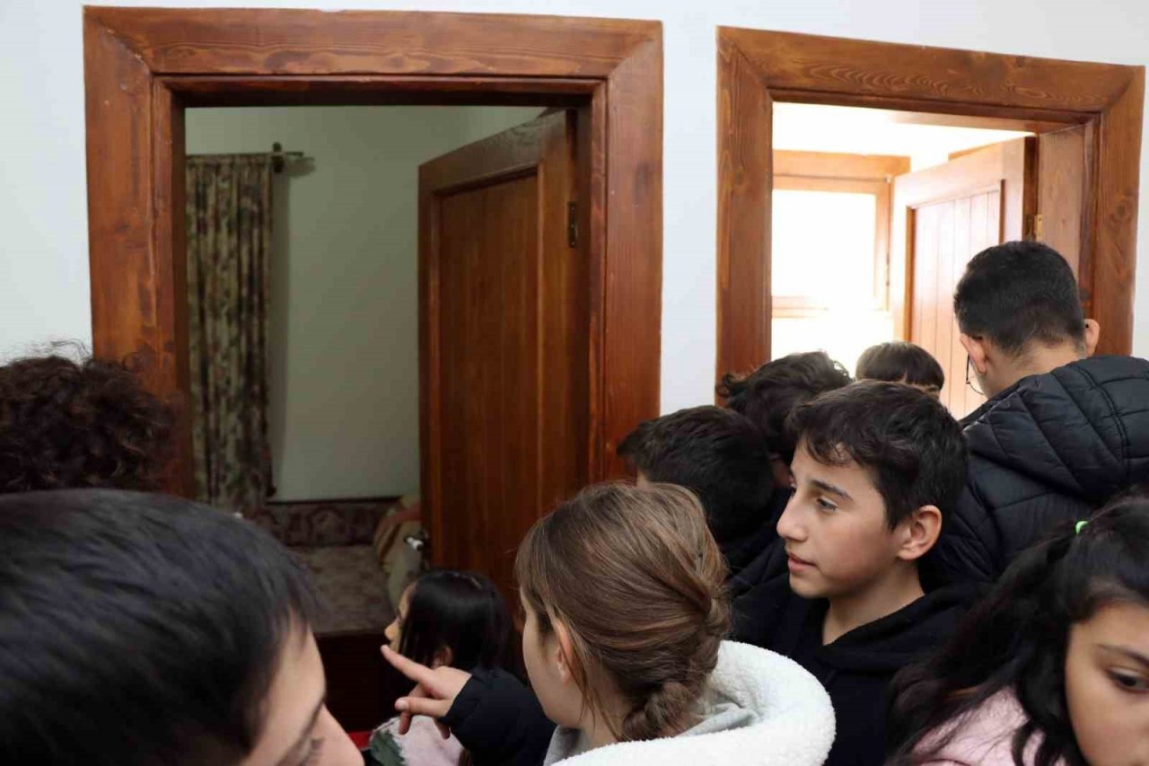 Tutuk, depremzede çocukları Yürüyen Köşk’te ağırladı