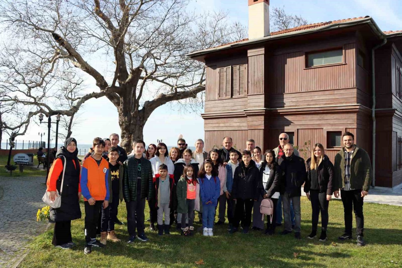Tutuk, depremzede çocukları Yürüyen Köşk’te ağırladı