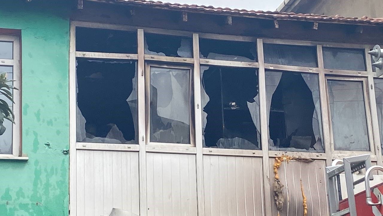 Yangına camları kırarak müdahale ettiler