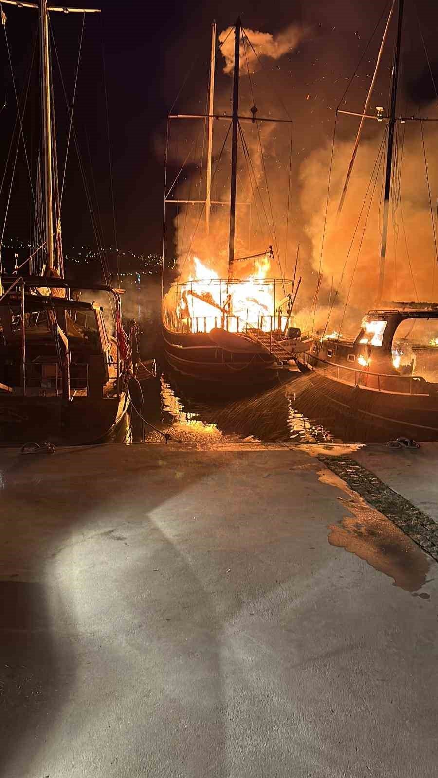 Bodrum’da tekneler alev alev yandı