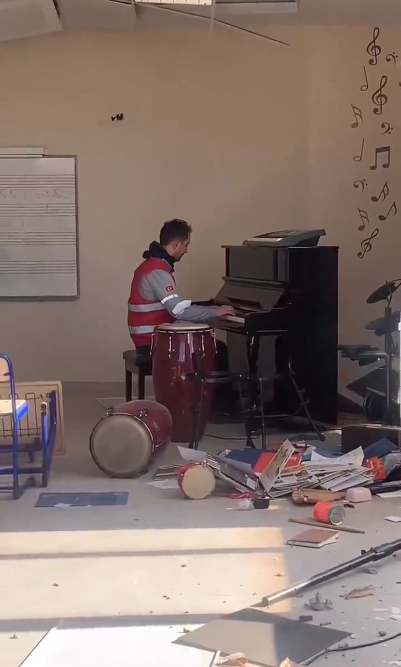 Hatay’da yıkılan binaların arasında yükselen piyano sesleri ‘Piyanist’ filmini andırdı