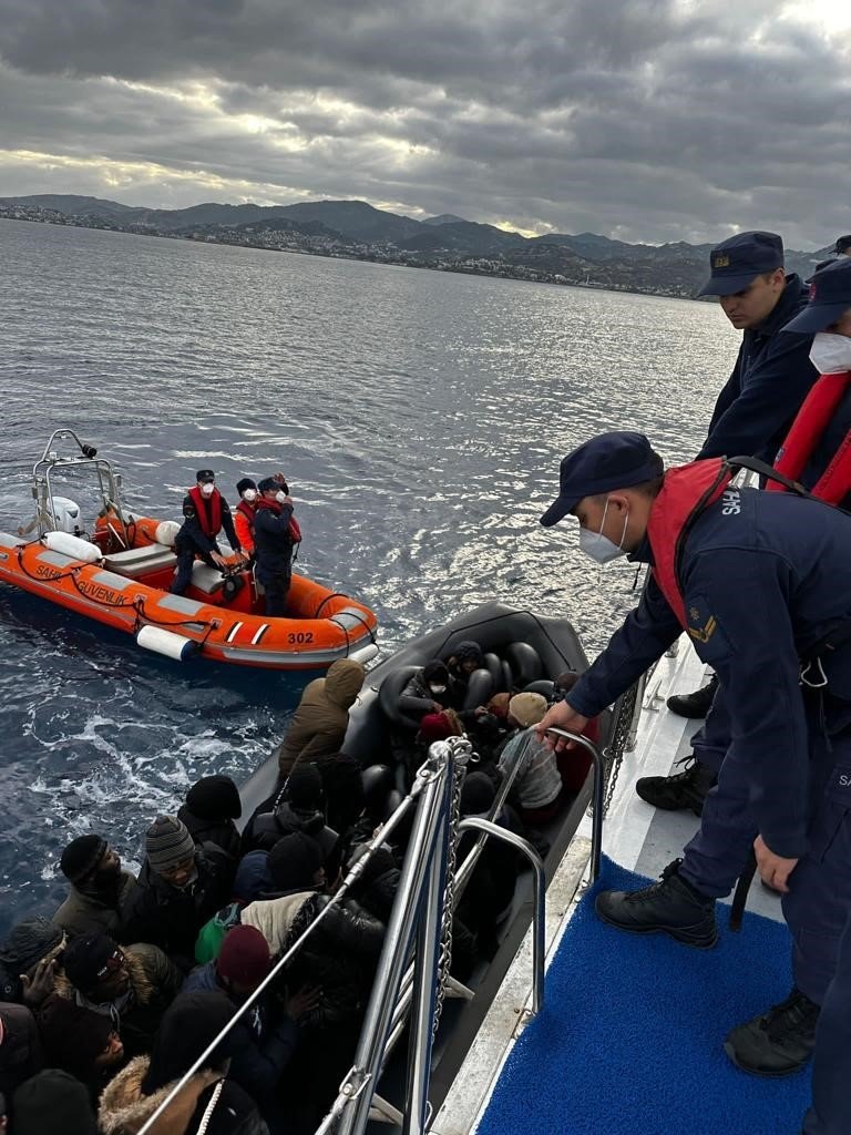 20 düzensiz göçmen kurtarıldı, 48’i yakalandı