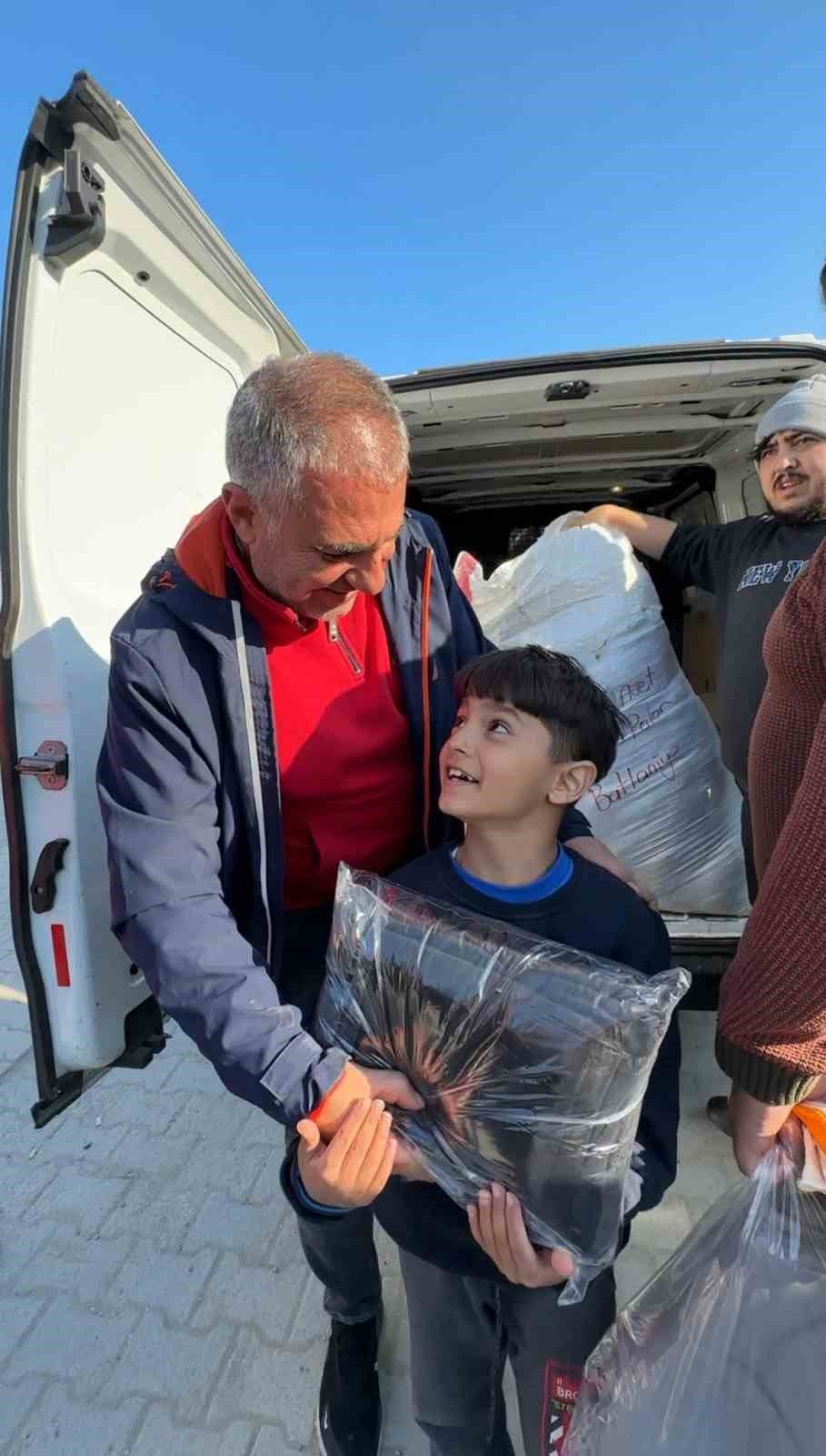 Adanalı kebapçı her gün depremzedelere yardım götürüyor