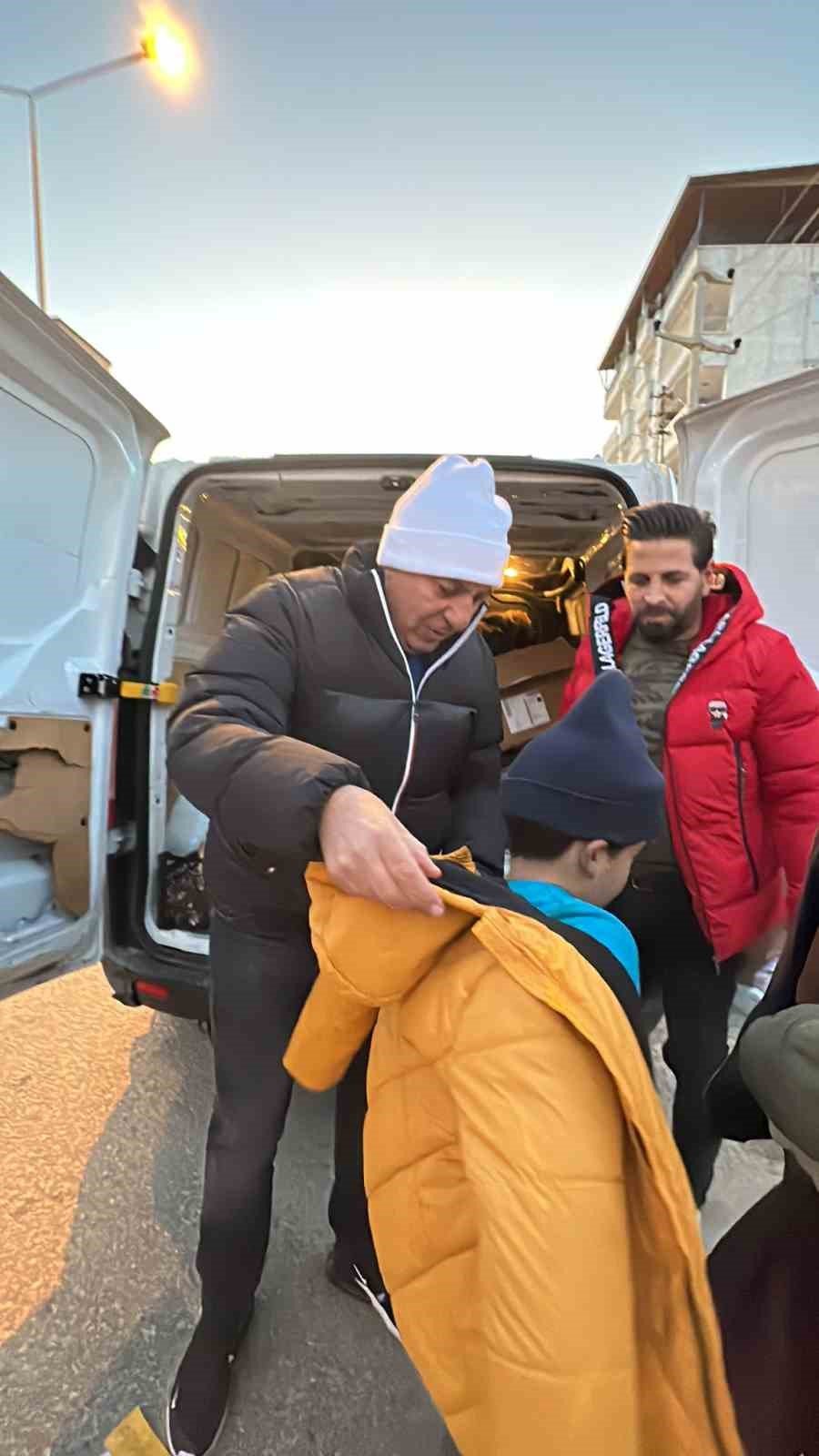 Adanalı kebapçı her gün depremzedelere yardım götürüyor