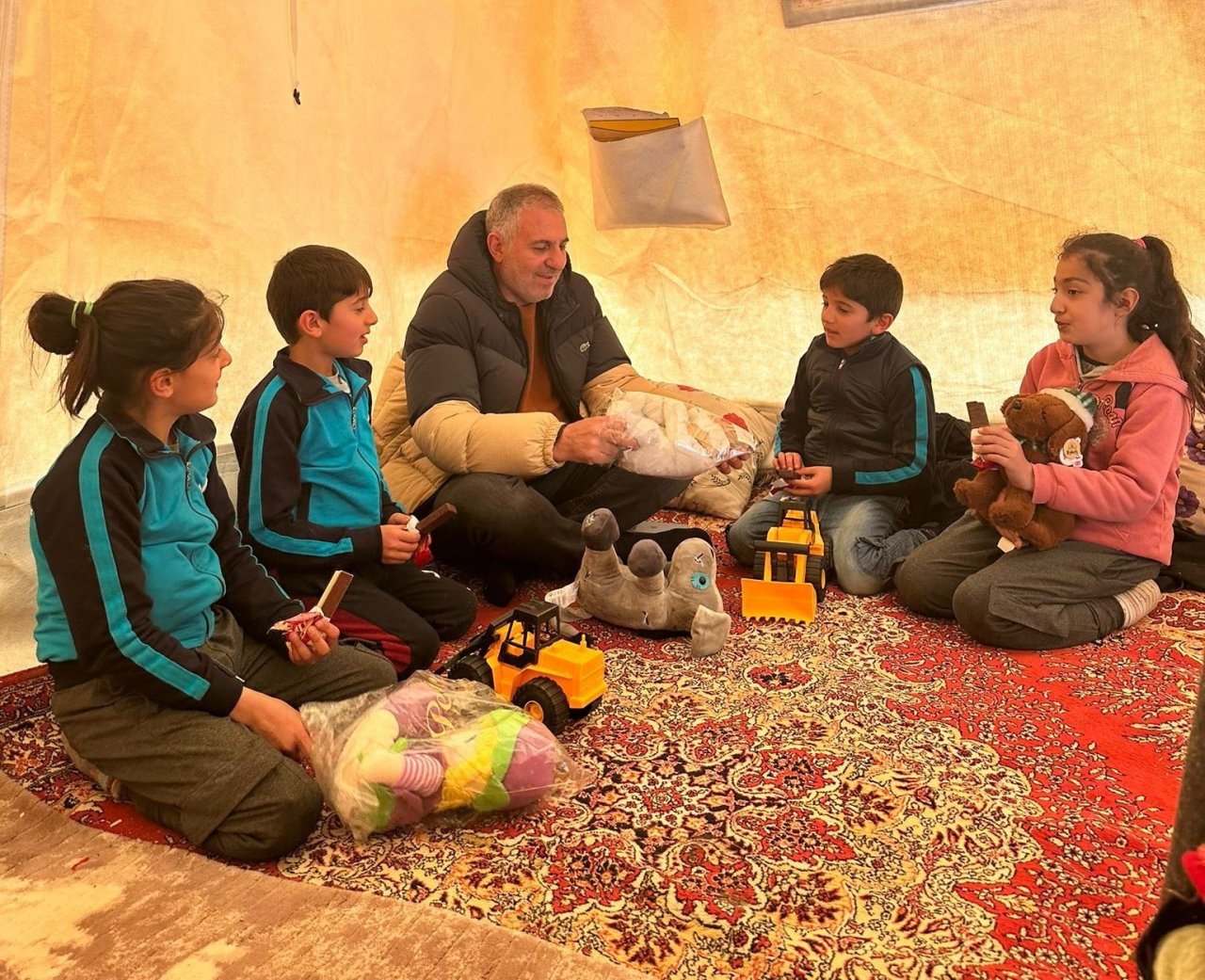 Adanalı kebapçı her gün depremzedelere yardım götürüyor