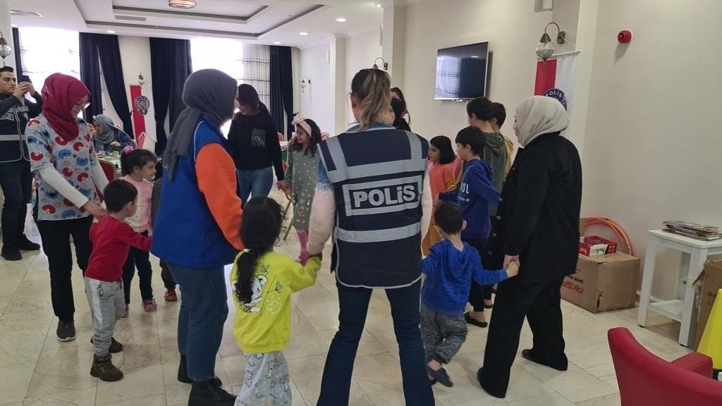 Depremzede çocuklara polisten psikolojik destek