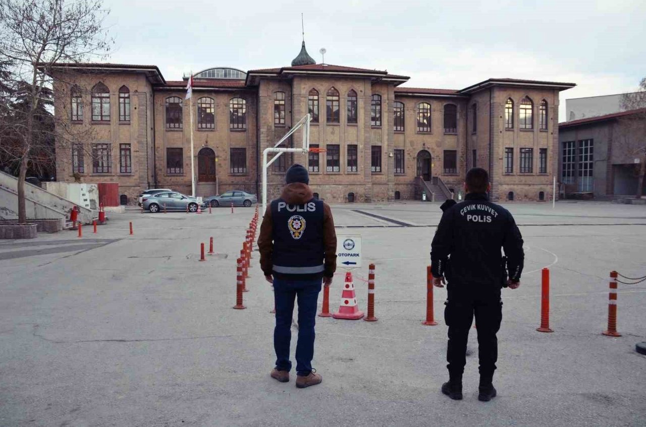 Polis ekiplerinden okul çevrelerinde denetim