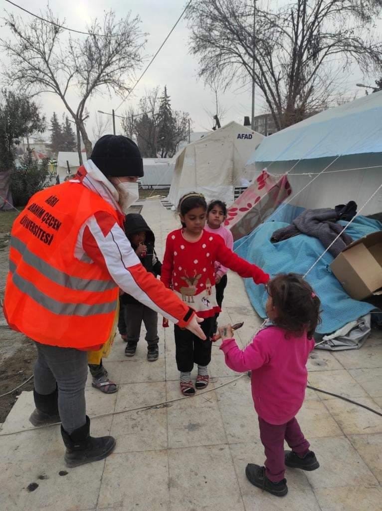 AİÇÜ akademisyenleri deprem bölgesinde