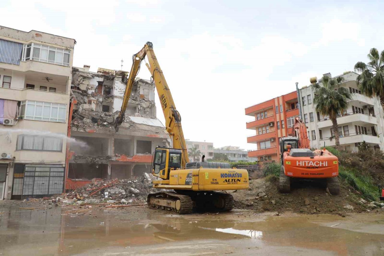 Alanya Belediyesi kent genelindeki riskli binaları yıkıyor