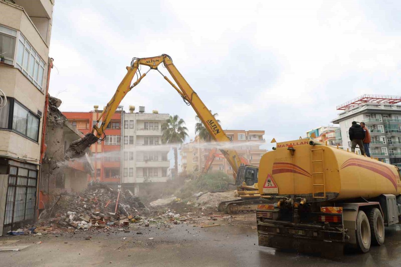 Alanya Belediyesi kent genelindeki riskli binaları yıkıyor