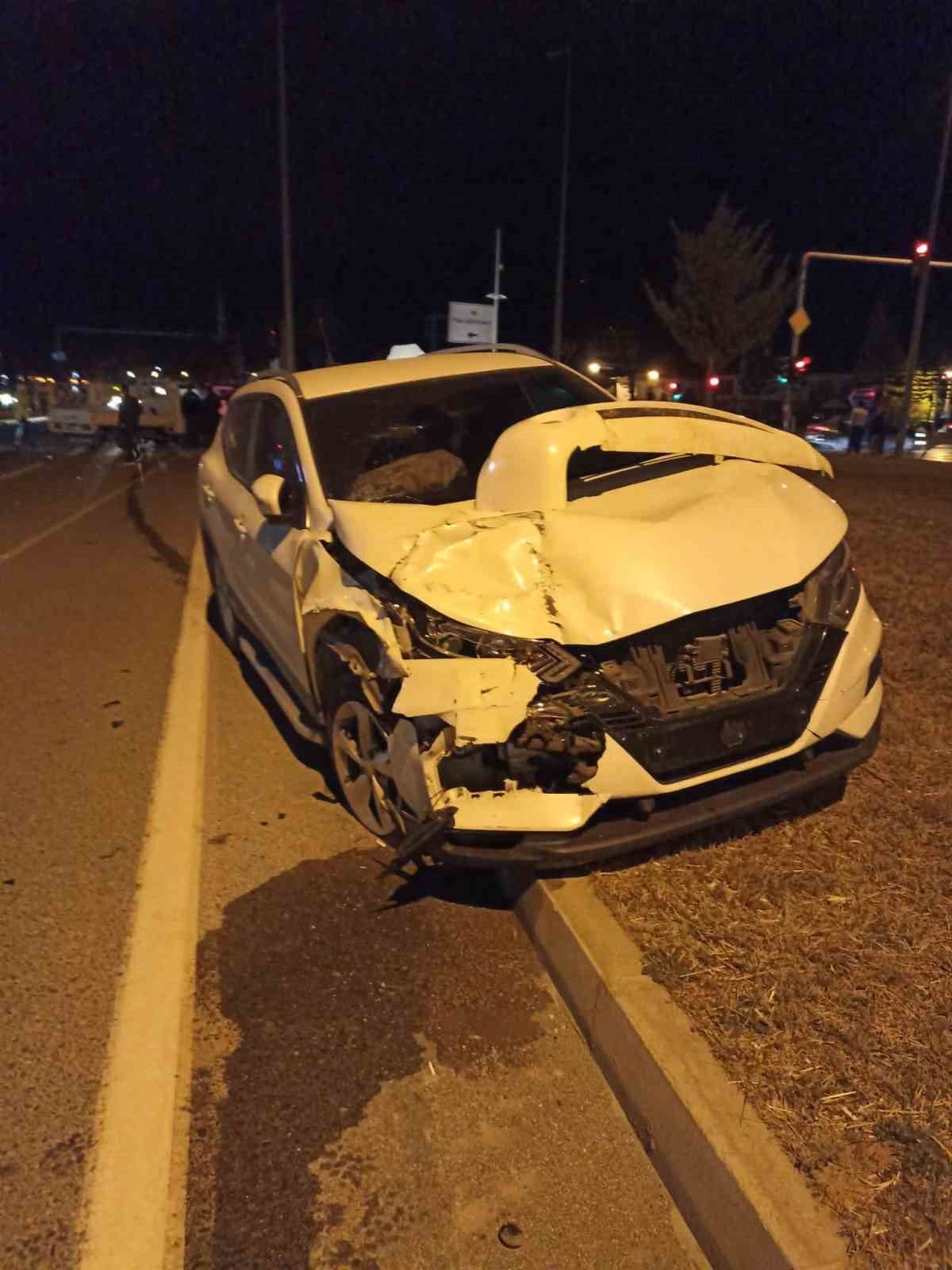 Gazipaşa’da otomobille kamyonet çarpıştı: 4 yaralı