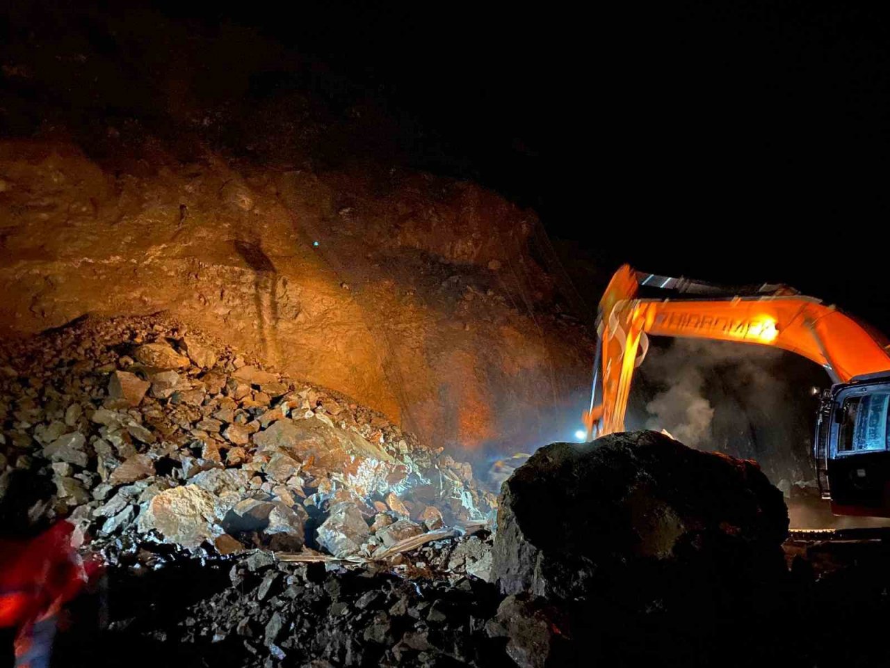 Artvin’de şiddetli yağış heyelanlara ve dere taşkınlarına neden oldu