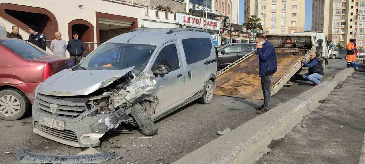 Başakşehir’de direksiyon hakimiyetini kaybeden sürücü park halindeki araca çarptı