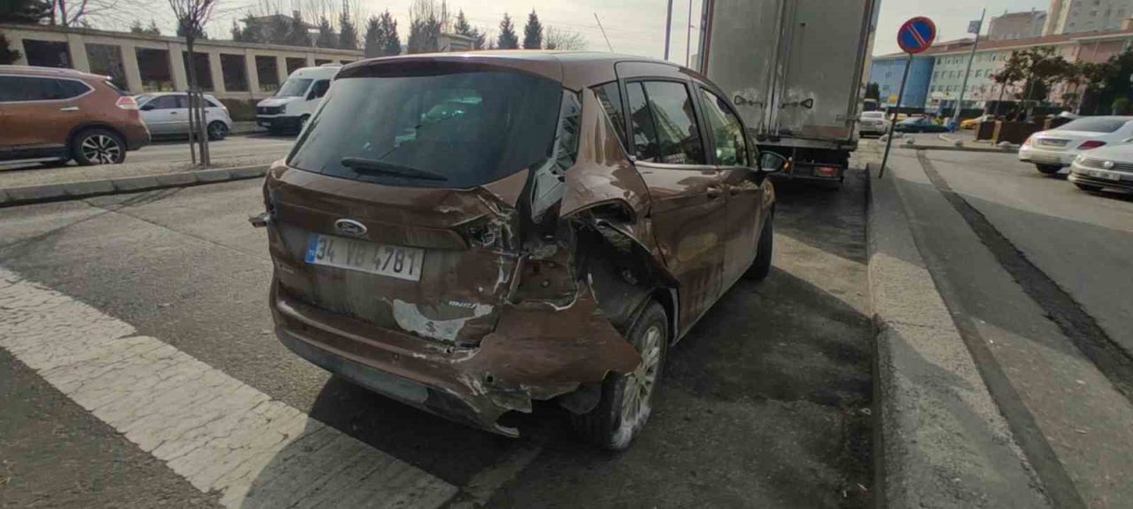 Başakşehir’de direksiyon hakimiyetini kaybeden sürücü park halindeki araca çarptı