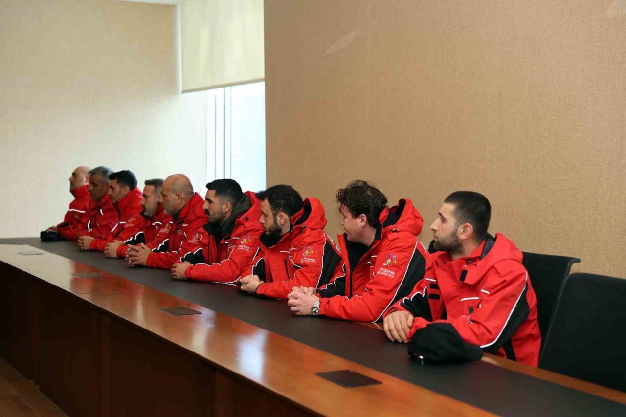 Başkan İlgezdi, deprem bölgesine giden ATAK ekibini makamında ağırladı