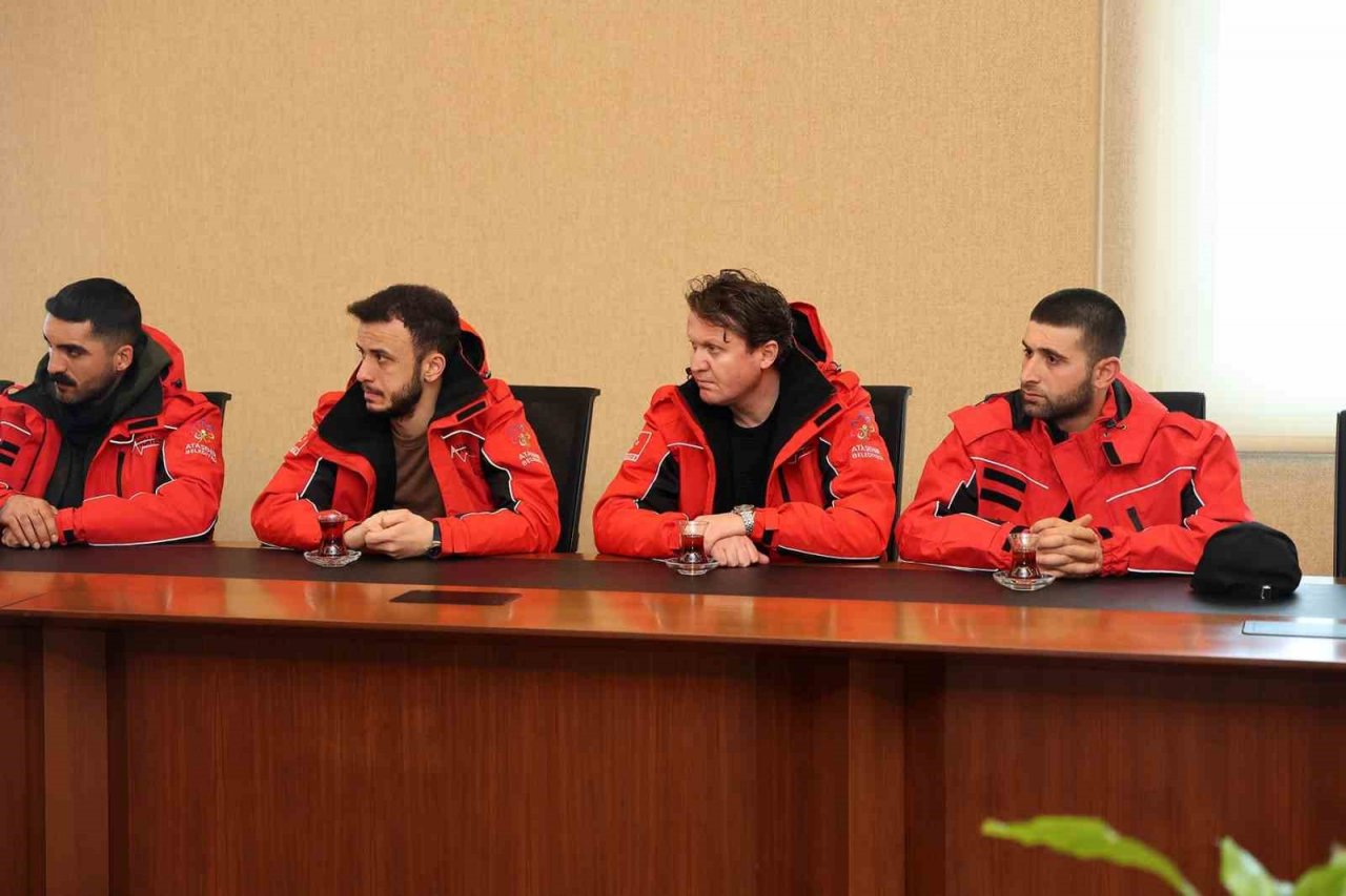 Başkan İlgezdi, deprem bölgesine giden ATAK ekibini makamında ağırladı