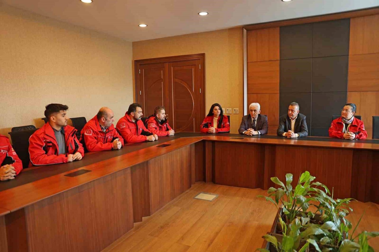 Başkan İlgezdi, deprem bölgesine giden ATAK ekibini makamında ağırladı