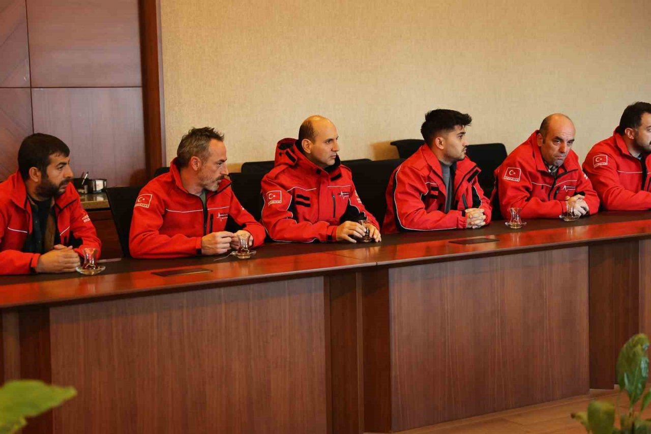 Başkan İlgezdi, deprem bölgesine giden ATAK ekibini makamında ağırladı