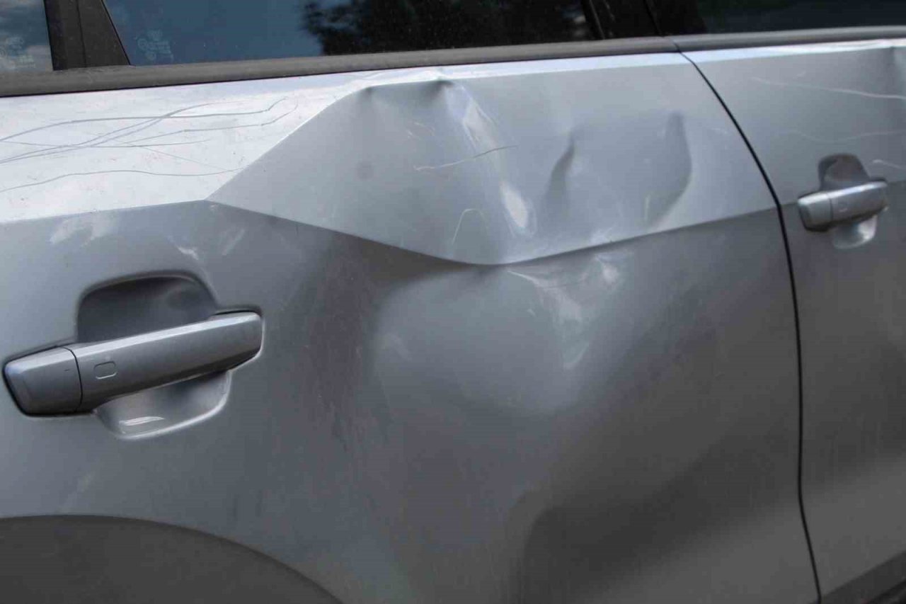 Batman’da park halindeki lüks otomobillere zarar verdiler