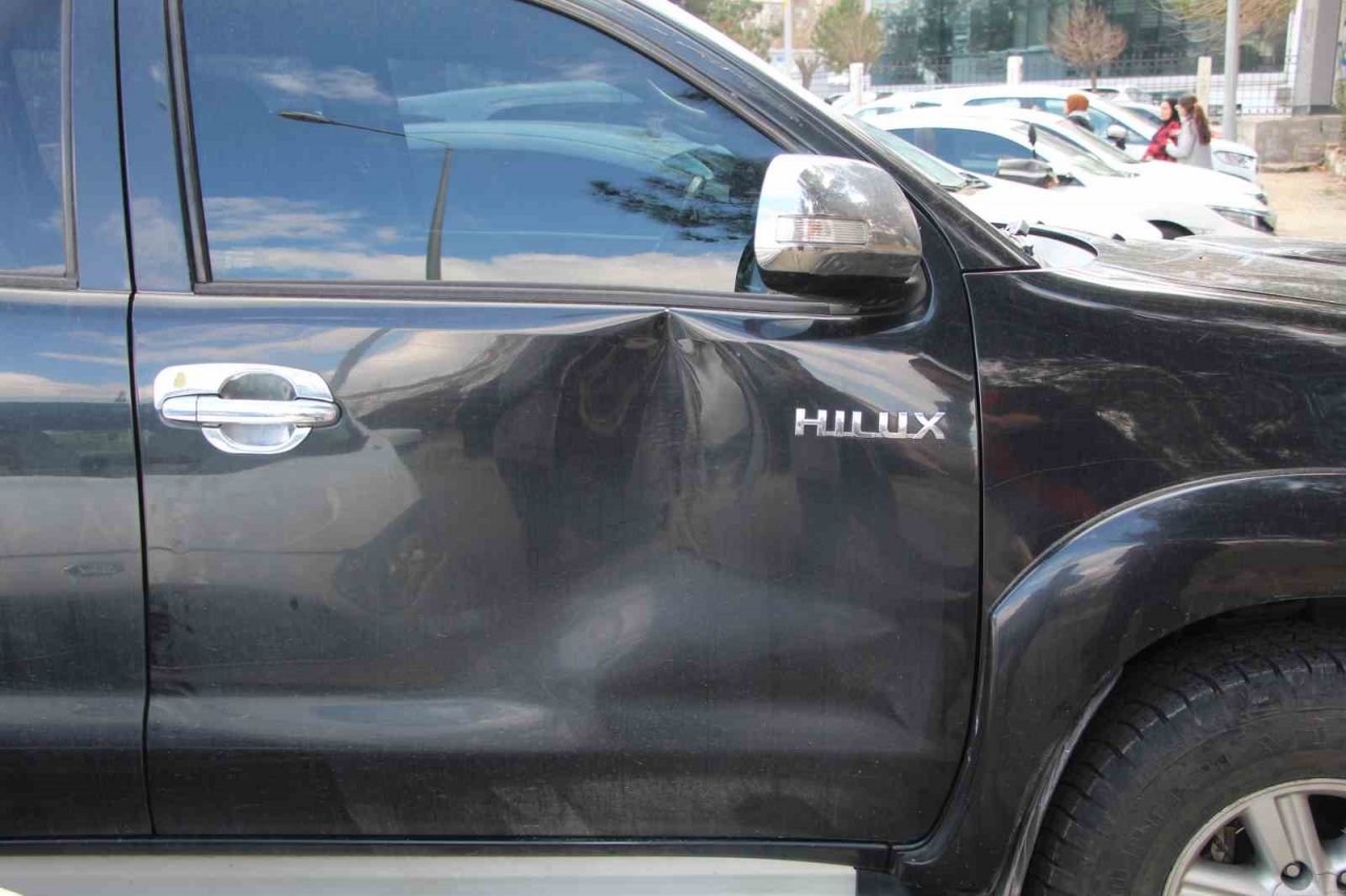 Batman’da park halindeki lüks otomobillere zarar verdiler