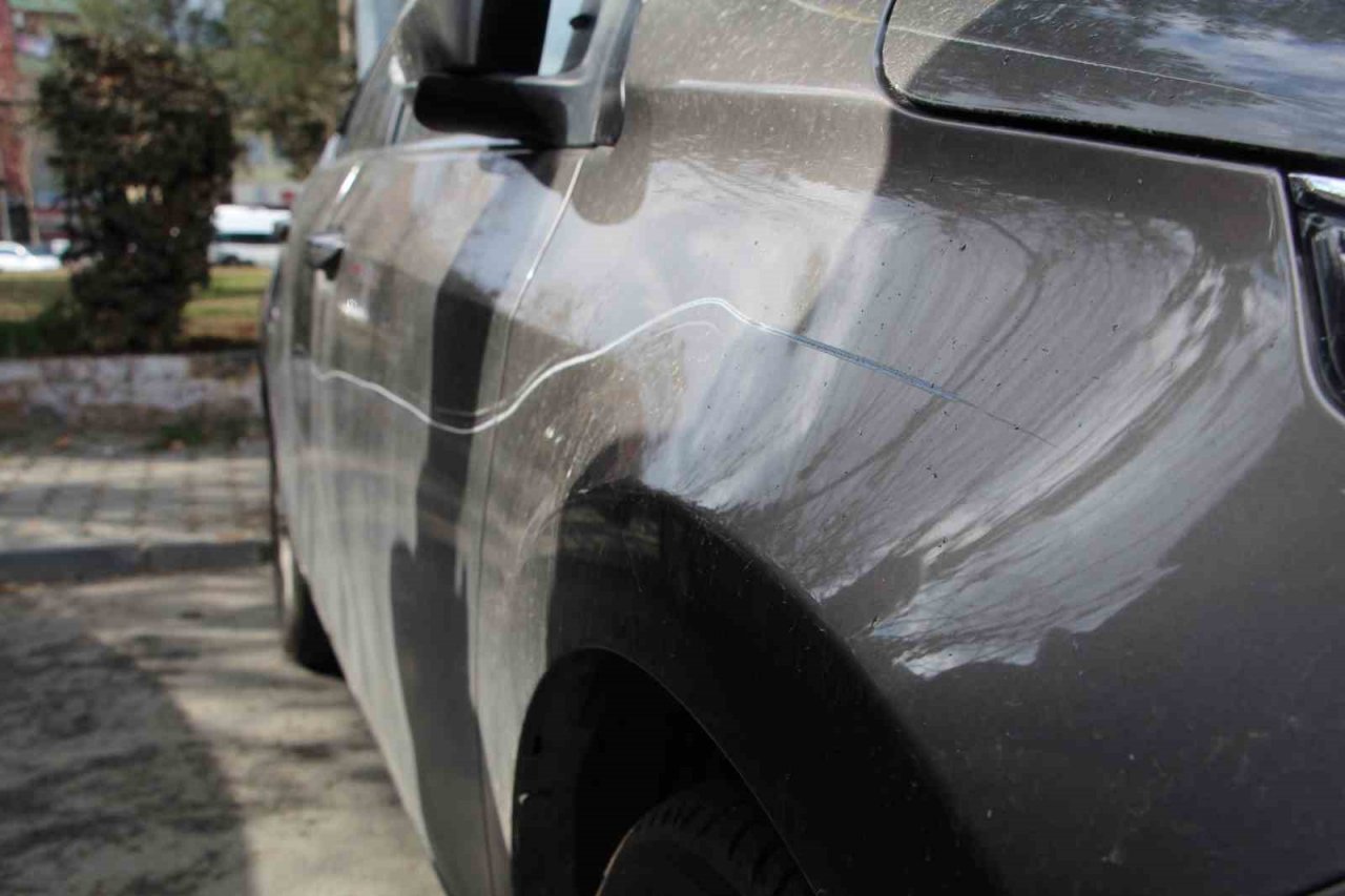 Batman’da park halindeki lüks otomobillere zarar verdiler