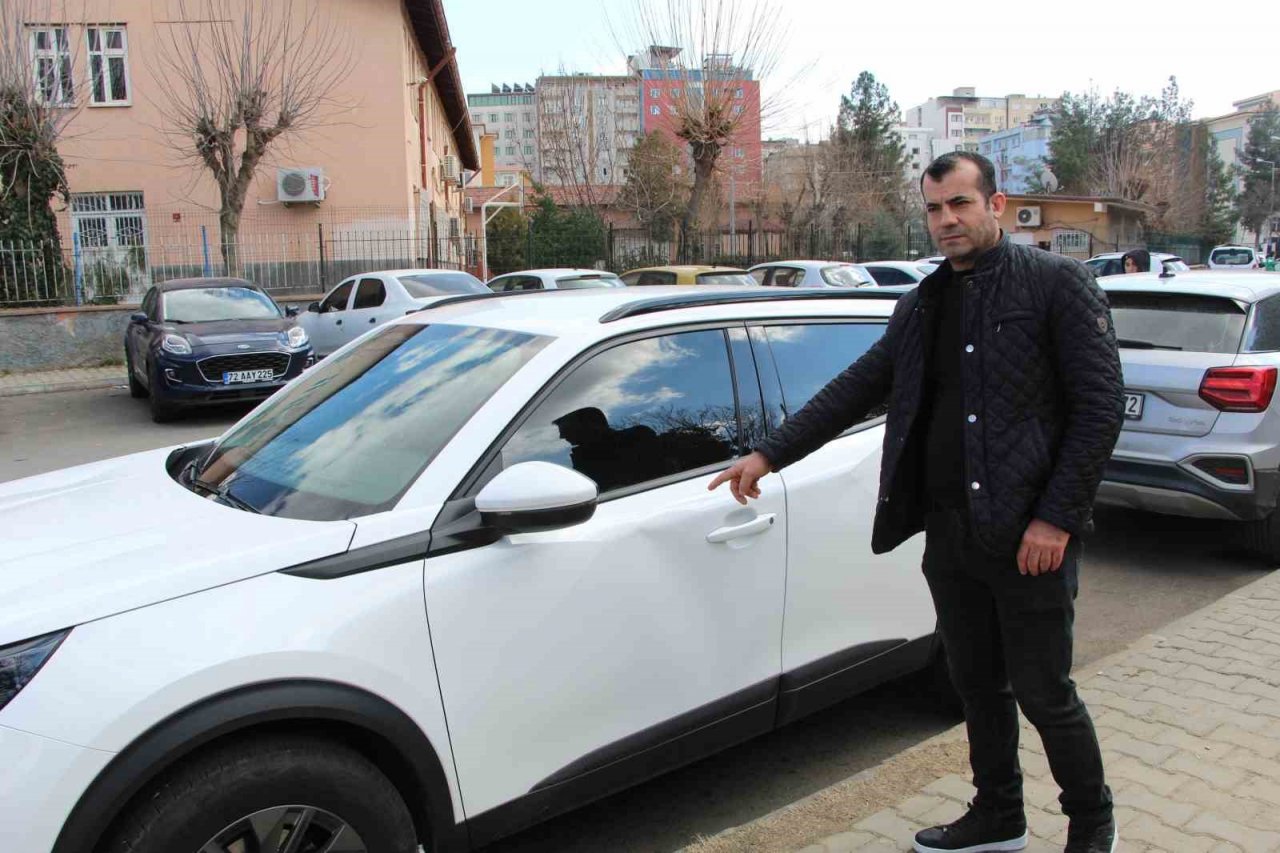Batman’da park halindeki lüks otomobillere zarar verdiler